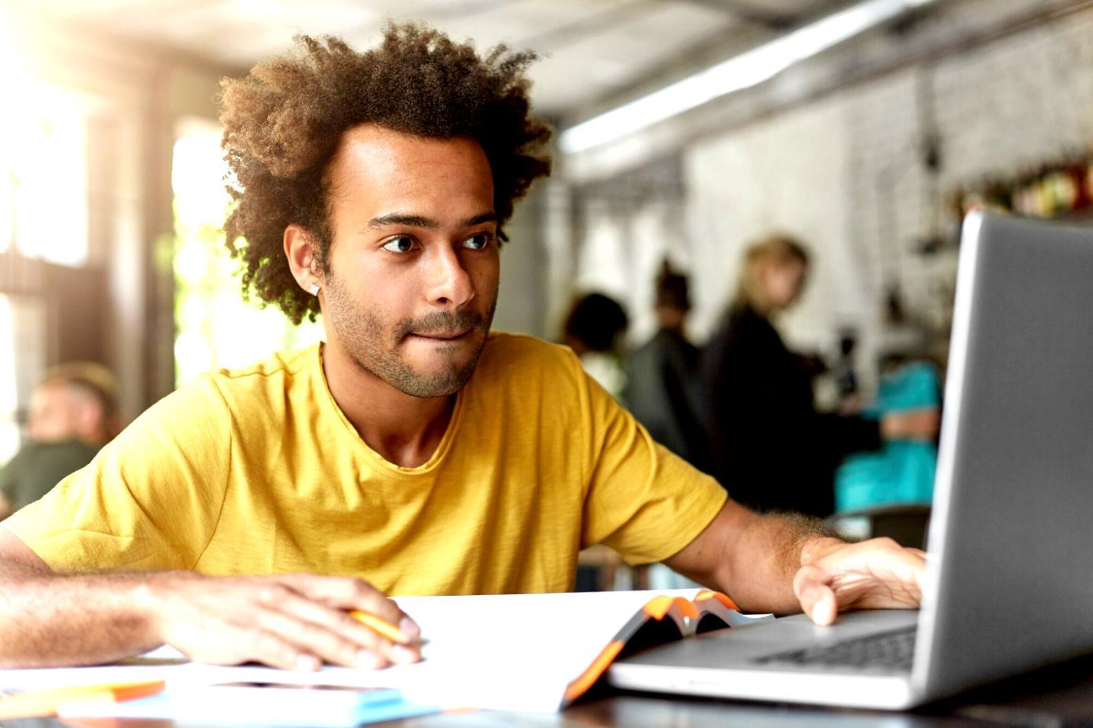 Arbeitsumgebung bei morviqara mit Fokus auf Finanzanalyse und Forschungsmethoden